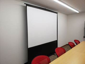 大型スクリーン(プロジェクター予約時貸出) - 京都いのべーしょんオフィス　４階中会議室 ４階　貸し会議室（中会議室）の設備の写真