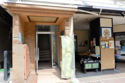 1階に干物店がある建物の脇の階段から2階にお上がりください - レンタルスペース「あたみ庵」の入口の写真