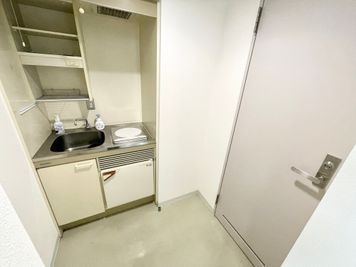 【トイレの横に独立した流し台がございます。手洗い場としてご利用ください】 - 【閉店】TIME SHARING 代々木 新宿明治通りビル 【閉店】8Fの室内の写真