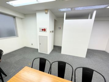 【会議室後方に男女共用トイレがあります】 - 【閉店】TIME SHARING 代々木 新宿明治通りビル 【閉店】8Fの室内の写真