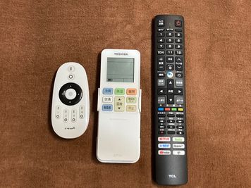 左から天井照明、エアコン、スマートテレビ用リモコン - 【完全個室🍃】新宿御苑のレンタルサロン「サラビアンカ」 新宿御苑側のインスタ映えする🌺個室型レンタルサロン🍃の設備の写真