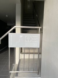 こちらの階段より2階に上がってください。 - minoriba_桜山駅前店 レンタルサロンの外観の写真