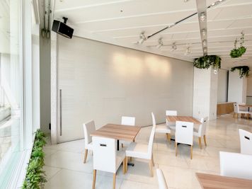 【会場後方・ロビーとの間は空間を区切る扉もご使用いただけます】 - 【閉店】Glade Park 横浜公園 【閉店】13階の設備の写真