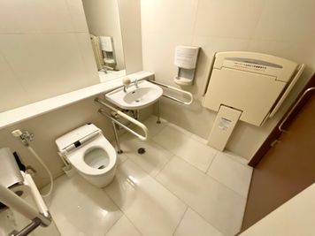 【男性トイレまたはロビーから入れる個室※男女共用トイレ・車椅子用トイレとしてもご利用いただけます】 - 【閉店】Glade Park 横浜公園 【閉店】13階の設備の写真