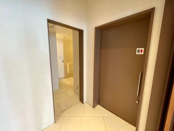 【ロビーには男女別トイレがございます】 - 【閉店】Glade Park 横浜公園 【閉店】13階の設備の写真