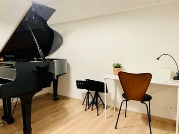 折り畳み式譜面台、作業用のテーブルをご用意しています - Villa Musica レンタルスペース Studio【防音スタジオ】《お一人様プラン》の設備の写真