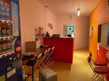 待合スペース、更衣室、トイレはスタジオ別に完備 - レンタルスタジオ、ダンススタジオ dance studio ROOMSの入口の写真