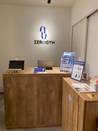 受付カウンター有り - ZEROGYM沖縄那覇店 レンタルスペースの入口の写真