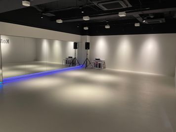 LEDライト色を変えられます。（パープル） - KoA DANCE STUDIO K studioの室内の写真