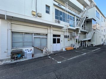 駐車スペースです。空きがあれば、３時間200円/台でご利用いただけます。 - 仲野ビル レンタルスペース 完全プライベートレンタルジム＆スタジオ3-Cのその他の写真