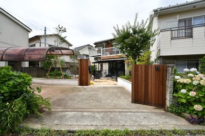 遊歩道から見たところ。
左手が屋根付き駐輪場で、その奥がお庭、左手奥に玄関‥と続きます。
 - ミモザハウス シェアキッチンの室内の写真