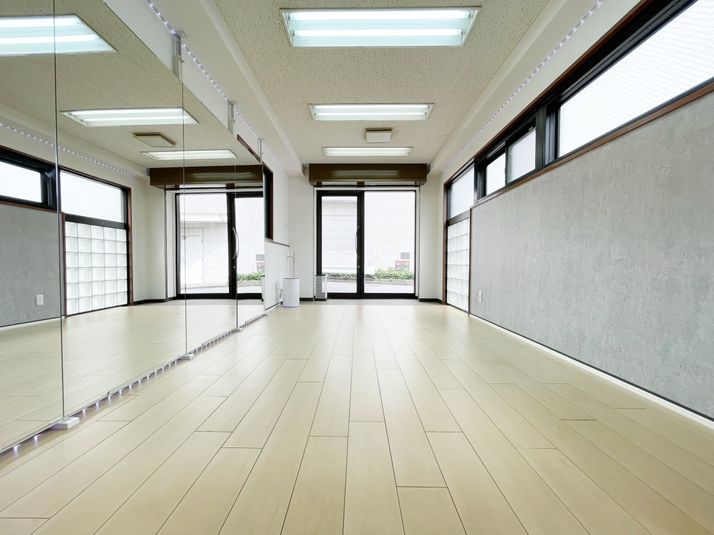 19㎡の広さになります。3名～4名を想定しております。 - ダンススタジオ【ＧｒｅｅｎＡｃe３】 千葉駅ダンススタジオ【ＧｒｅｅｎＡｃｅ３】の室内の写真