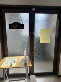 建物にお入りいただき、階段で2階に上がると、このスタジオエリアの入口がございます。入室していただくとスタジオです。 - 【犬山遊園 徒歩1分】レンタルスタジオゆき 【📣料金改定】犬山遊園駅1分【ダンスができるレンタルスペース】の入口の写真