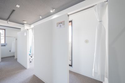 自習専用のサイレントエリアは静かに集中したい方向け - 自習室KAKOI（江戸川橋駅前店） 指定席：23番（半個室ブース・幅140cm）/コワーキングOKの室内の写真