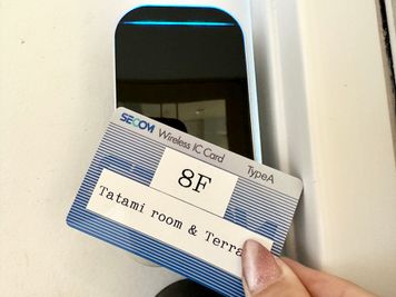 【ドアノブの上の電子錠（黒い機械）にカードキーをかざし、ドアを開けて中にお入りください。】 - INBOUND LEAGUE 2階 KOTOの入口の写真