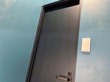 個室内側からみたドアです🚪
電気スイッチも各部屋についています - ベンチャーデスク銀座５ 個室13(VD5)の室内の写真