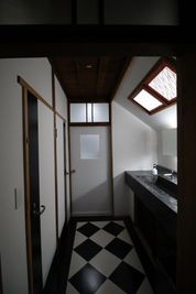 研ぎ出しの手洗所（上部照明は伊勢型紙）、左側にトイレ2室（女性専用・男女兼用各１室） - 貸し間「三松荘」（さんしょうそう） 貸し間「三松荘」（かしま　さんしょうそう）の室内の写真