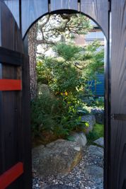 石のテラスの黒塀から和の庭を臨む - 貸し間「三松荘」（さんしょうそう） 貸し間「三松荘」（かしま　さんしょうそう）のその他の写真