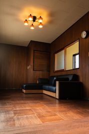 ギャラリー２F応接部分 - 貸し間「三松荘」（さんしょうそう） 貸し間「三松荘」（かしま　さんしょうそう）の室内の写真