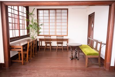 洋館（6畳部分）長ﾃｰﾌﾞﾙ2台、椅子4脚・ﾍﾞﾝﾁ・丸ﾃｰﾌﾞﾙ - 貸し間「三松荘」（さんしょうそう） 貸し間「三松荘」（かしま　さんしょうそう）の設備の写真