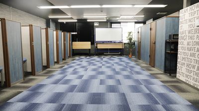 机、椅子を端によせてご利用可能 - 《VILLENTBiz神戸元町》 《キッチン付 多目的 パーティ―ルーム》24名最大39名 の室内の写真