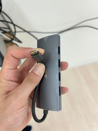 接続の変換ケーブルです。タイプCとHDMI、USB、LANに対応します。 - スタジオneginegiの設備の写真