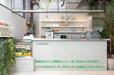 ローランズ原宿 フラワーカフェの室内の写真