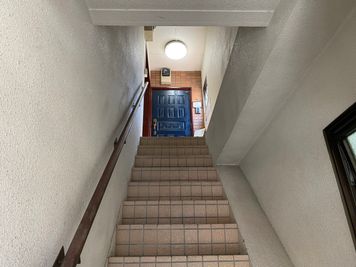 こちらの階段で2階にお越しください。 - minoriba_北千住駅西口店 レンタルサロンの入口の写真