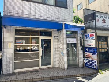 こちらの建物です。右側の入口よりお入りください。 - minoriba_北千住駅西口店 レンタルサロンの外観の写真