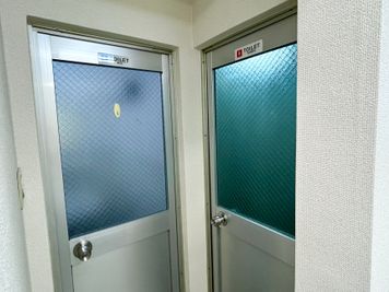 【会議室中程に男女別お手洗いがございます】 - 【閉店】TIME SHARING 川越 まきビル 【閉店】3Fの設備の写真