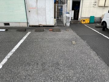 駐車場②赤レンガにwalifeと書いてあります。 - レンタルスペースWaLife長浜・米原の室内の写真