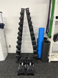 1kg〜10kgのダンベルタワーと2kg〜32kgのダイヤル式可変式ダンベル。可変式ダンベルは2kg刻みです。 - CLIFF GYM 代々木上原店の設備の写真