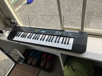 キーボード（電子ピアノ）あります。
※音量にご配慮ください。 - 【オフィスカー】西武多摩川線　多磨駅東口・空地 オフィスカー【西武多摩川線　多磨駅東口・空地】の設備の写真