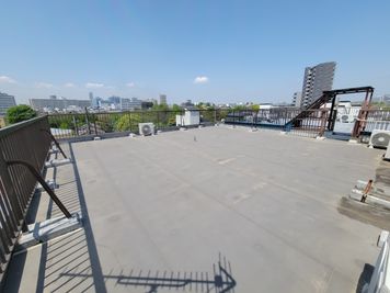 【開放感抜群🎈】周辺に高いビルがない、駅から徒歩5分の広々とした屋上スペース❗ - ROOF-TOP 屋上 柳原R