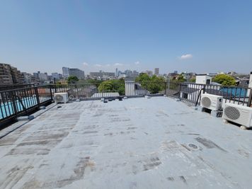 ROOF-TOP 屋上 柳原R 【開放感抜群🎈】広々とした屋上スペース❗の室内の写真