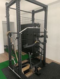 【他スペースと共有】ケーブルアタッチメントは全12種、MAG GRIP フルセット7種、GYMWAYのケーブルアタッチメント5種 - GORILLA HUB KOMAGOME | ゴリラハブ駒込 駒込駅徒歩6分の①パワーラックスペースの設備の写真