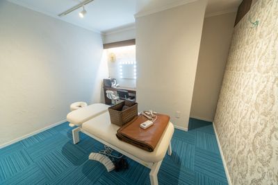 白地にゴールドの模様が
クラシカルでラグジュアリーなお部屋 - Room Therapis　ルームセラピス レンタルサロン（ ルーム E）の室内の写真