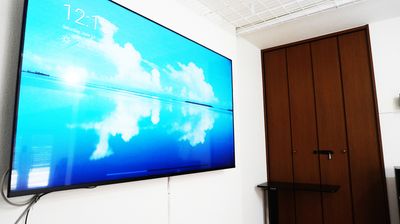 ステージ上には75インチの大型4Kテレビを設置。HDMIでパソコンと接続可能です。 - 新大阪レンタルスペースミュー 新大阪スペースミューの室内の写真