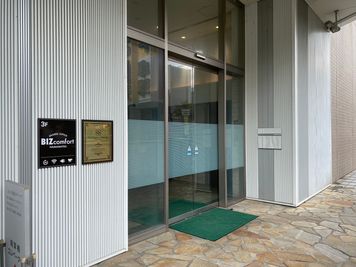 1階入り口はこの看板が目印！ - BIZcomfort浜松 完全個室　8名用会議室の入口の写真