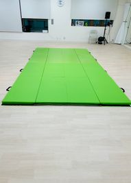 体操用マット120cm×240cm、厚さ5cmを４枚連結できます。（480cm×960cm、厚さ5cm） - スタジオneginegiの設備の写真