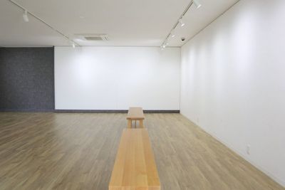 集客・展示・販売面で分からないことが多い「はじめての個展」や「学生グループ展」に最適なギャラリー - バックス画材 【はじめての個展】【学生グループ展】に最適な画材店併設ギャラリーの室内の写真