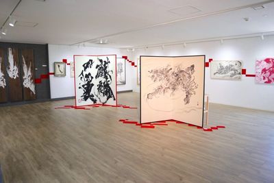 ギャラリー利用例4 - バックス画材 【はじめての個展】【学生グループ展】に最適な画材店併設ギャラリーの室内の写真