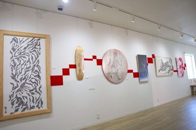 ギャラリー利用例6 - バックス画材 【はじめての個展】【学生グループ展】に最適な画材店併設ギャラリーの室内の写真