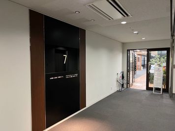 エレベーターで７階までお越しくださいませ - ベンチャーデスク銀座６ 貸し会議室.Aの入口の写真