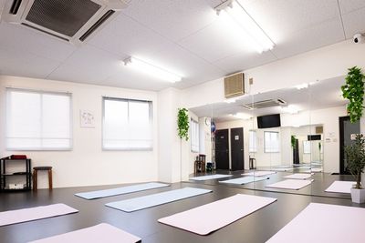 ヨガマットは６人同時で広々と使えます。 - Dance Lab GRAN 浄心店の室内の写真