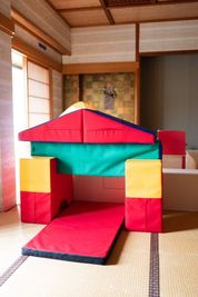 子供のための様々な形にできる積み木クッション - ASSOBO（あざみ庵） ASSOBOリビング&キッズスペースの室内の写真