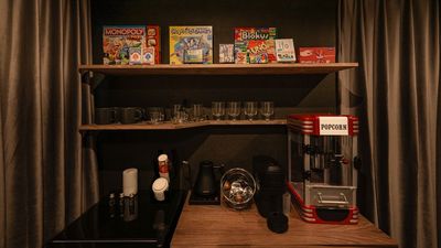 コーヒーメーカーとポップコーンマシン、さらにボードゲームを各種ご用意しております。 - 396_SpemoCINEMA錦糸町 レンタルスペースの室内の写真