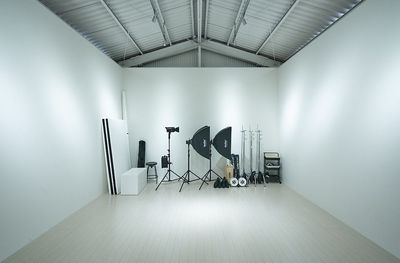 3方向白壁のため撮影に最適です。
プロジェクターも完備しているため、セミナーなども実施可能な作りにしています！ - StudioHUB レンタルスペース「StudioHUB」の室内の写真