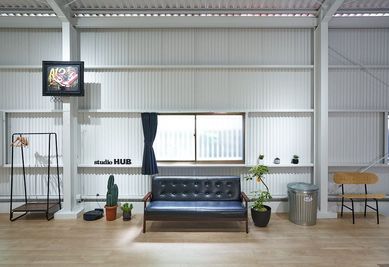 椅子やラックなども常備 - StudioHUB レンタルスペース「StudioHUB」の設備の写真