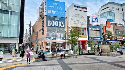 自由が丘北口のロータリーに面した好立地 - 不二屋書店 自由が丘駅ロータリーの老舗書店軒先スペース【不二屋書店】の外観の写真